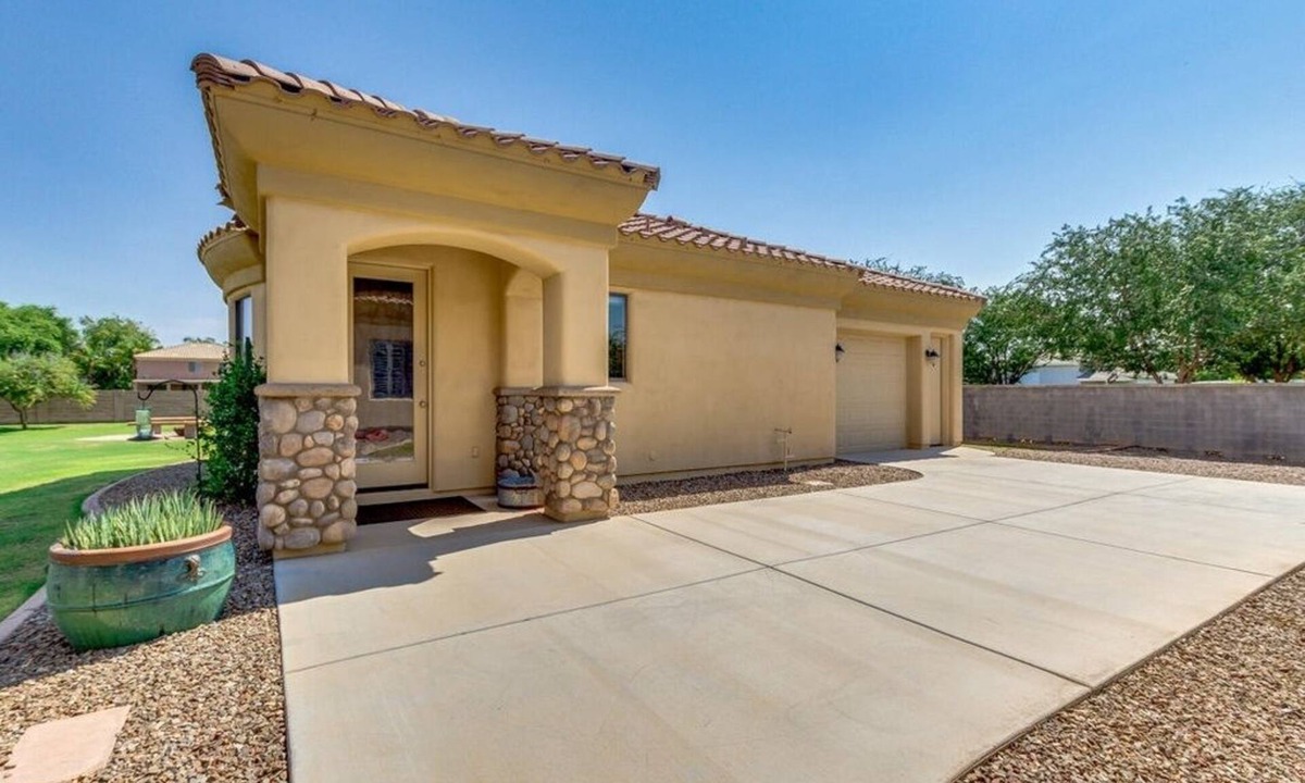 Gilbert House | 1 Bed/1 Bath Upscale Casita, Sleeps 2/4, Garage, Pool, BBQ, EV charger, more.