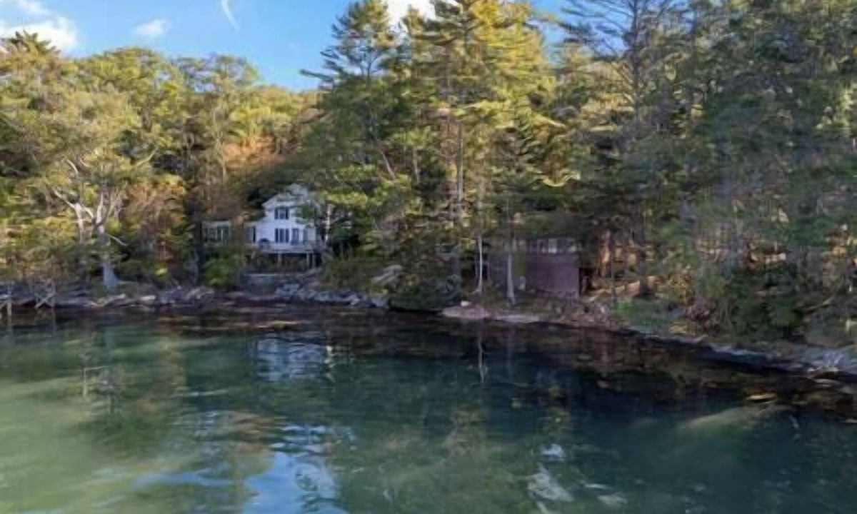 Edgecomb House | 1920s Riverfront Cottage – Historic Maine Charm