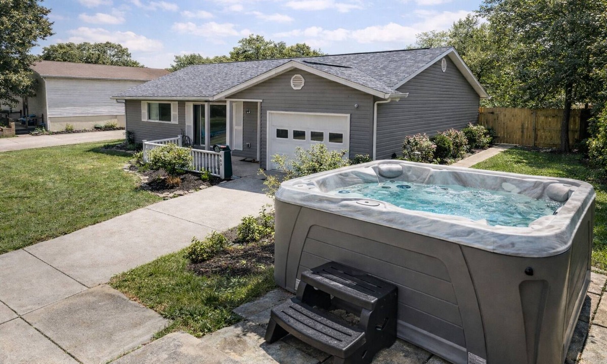 Royal Manor House | 2 King Bedroom Ranch - Hot Tub -Pets and Kids Welcome - Fenced Yard - Smart TV