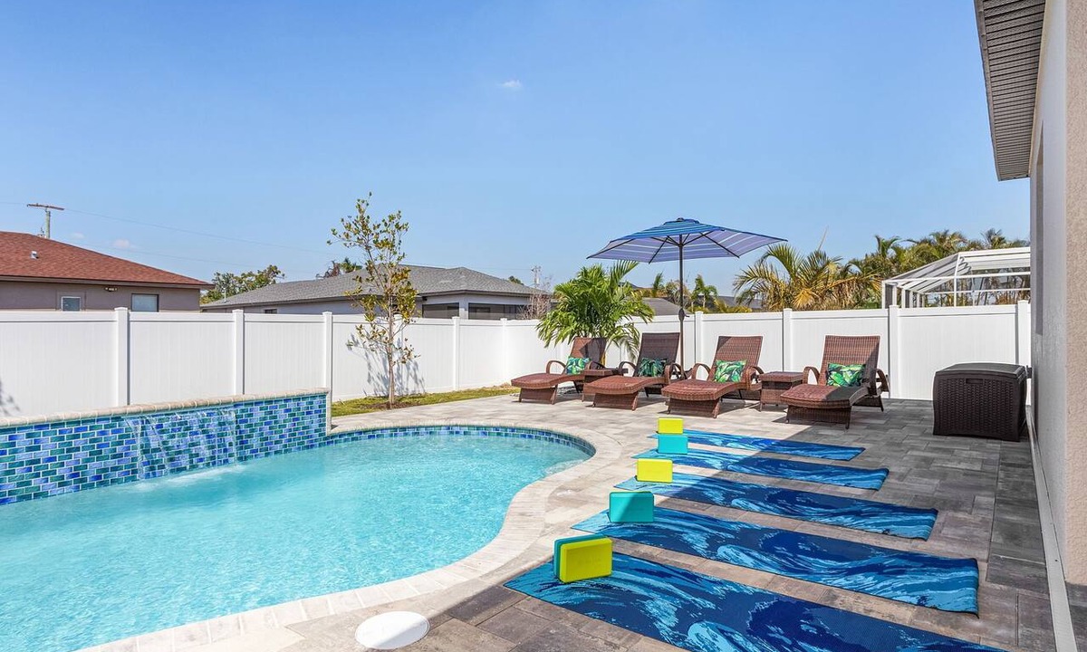 Trafalgar House | 2 King Beds - Outdoor Kitchen - Waterfall Pool - New & Modern - Private Yard