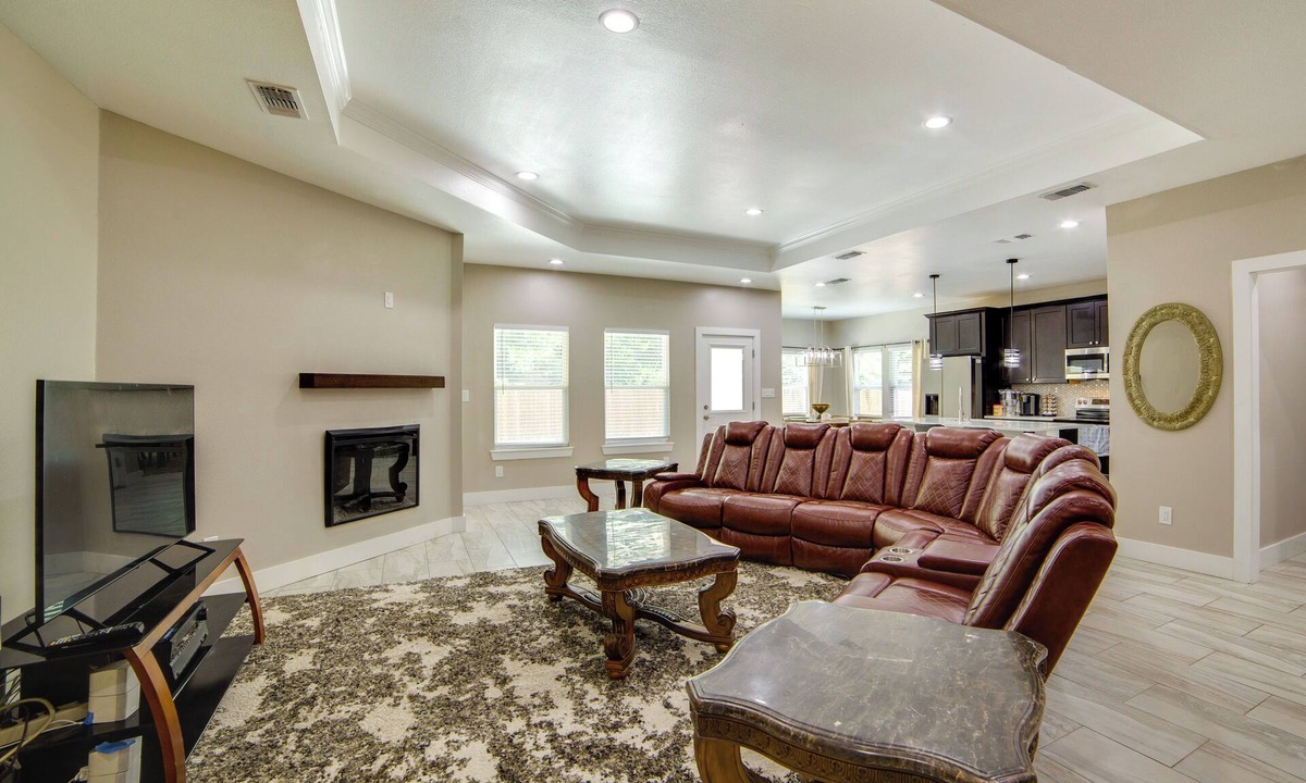 South Arlington House | 2 Mi to Dtwn! Bright Arlington Home w/Fenced Yard