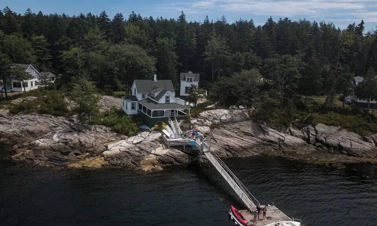 West Point Cottage | 2 oceanfront Cottages with spectacular views, equipped with a deck offering direct water access