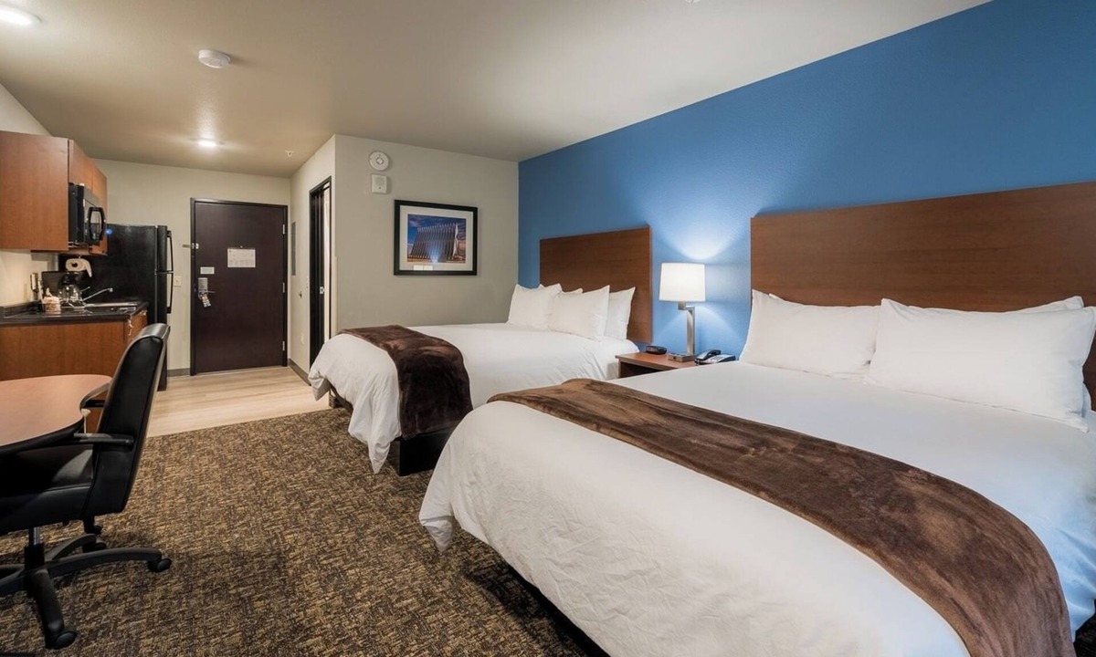 Ketchikan Hotel | 2 Queen Room w/Kitchen Near Ketchikan Attractions & Harbor Views