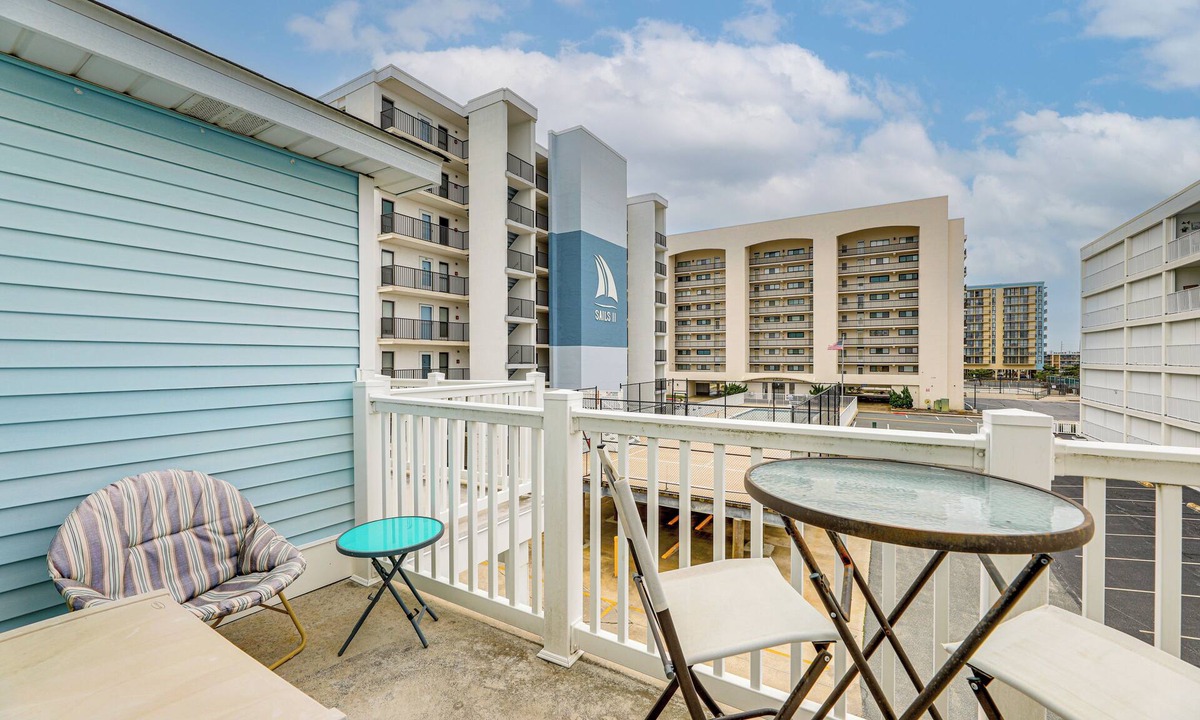 North Ocean City Condo | 200 Feet to Beach: Inviting Condo in Ocean City!