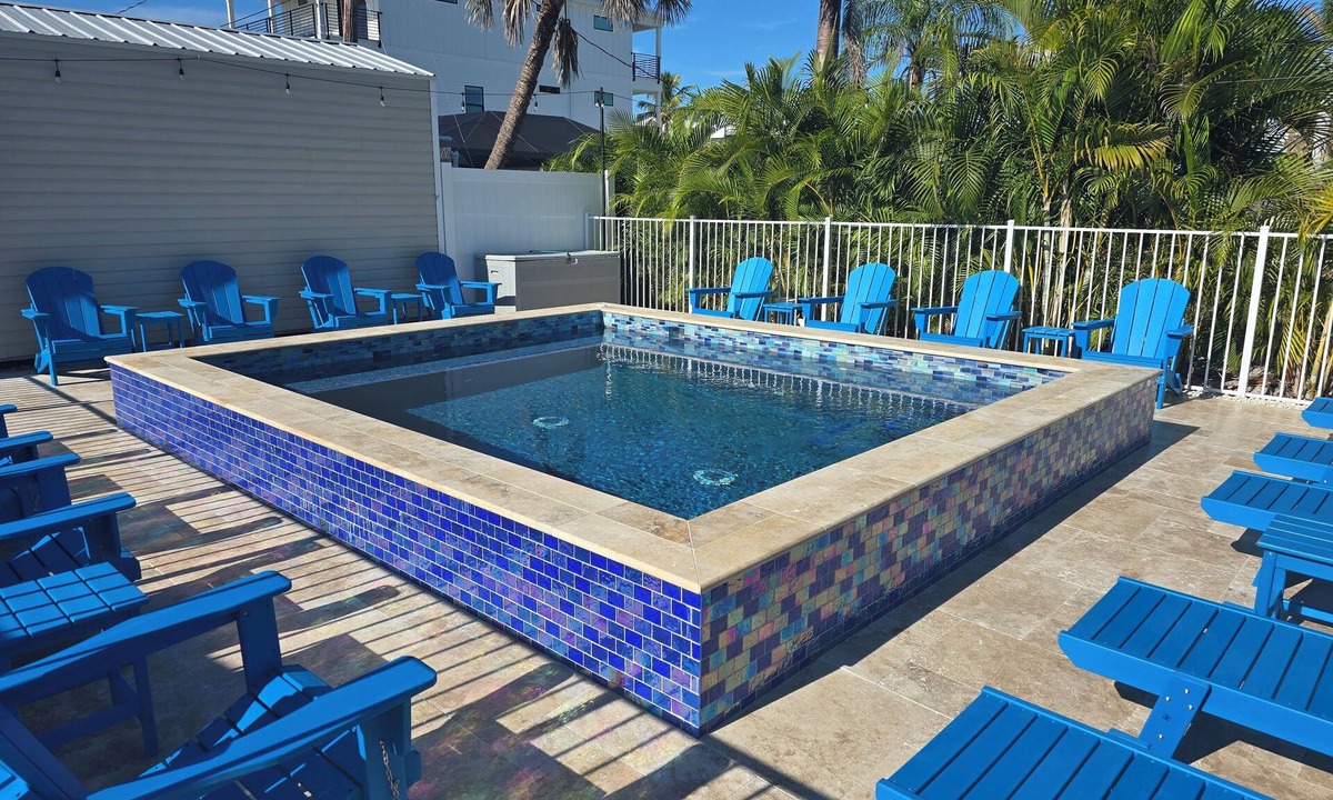 Mid Island House | 200ft From Beach 14 x 16 Ft Inground Heated Swim Jacuzzi Sleeps 8 Parking 4 cars