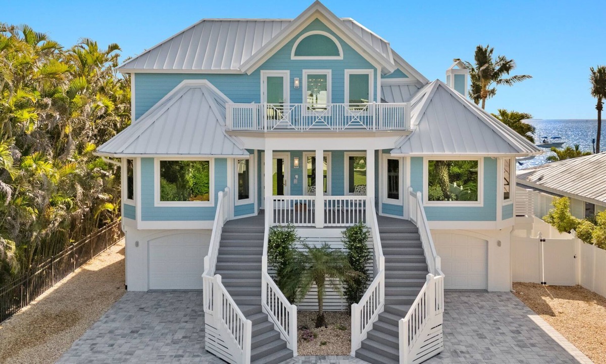 Captiva House | 2026 SUMMER REDUCED RATES! WATERFRONT HOME, IN VILLAGE, POOL, HOT TUB, DOCK!