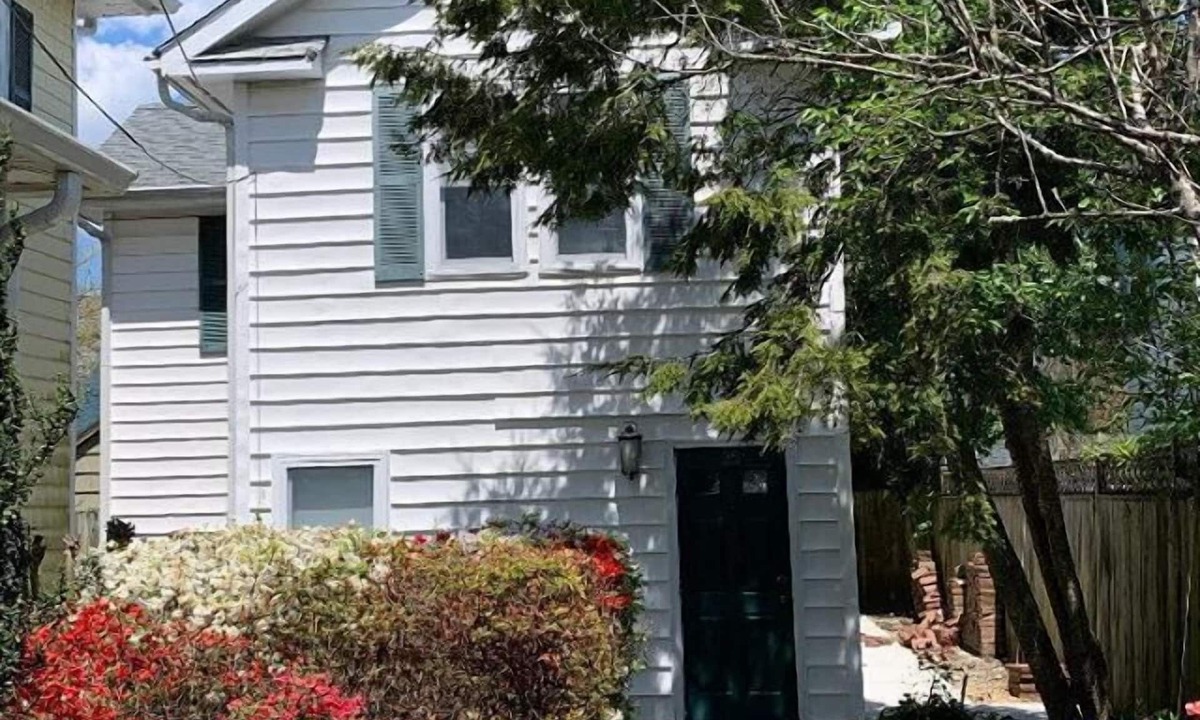 Rehoboth Beach Cottage | 25b Olive Ave.- North Rehoboth Cottage with prime ocean-block location