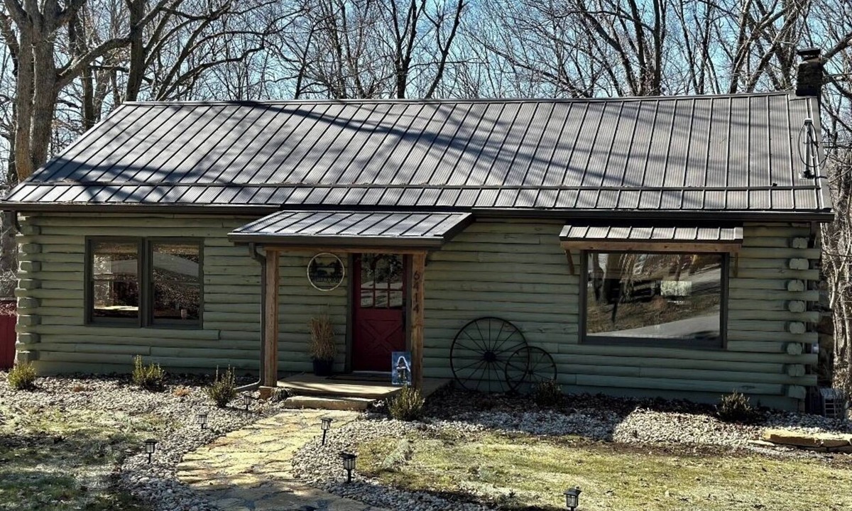 Hillsboro Cabin | 3-bedroom 2.5 bath Log Lodge in beautiful Hillsboro. Near Rocky Fork Lake.