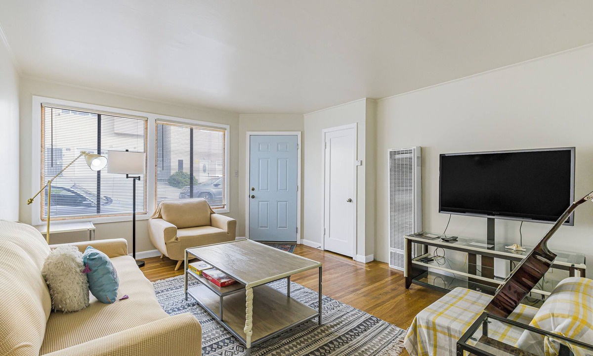 Daly City House | 3 Bedroom/2Bathroom House, Walkable to BART, Free parking, Game Room, and Views