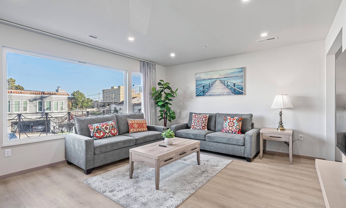 Broadmoor House | 3-bedroom house on 2F in peaceful Daly City with AC, WiFi.