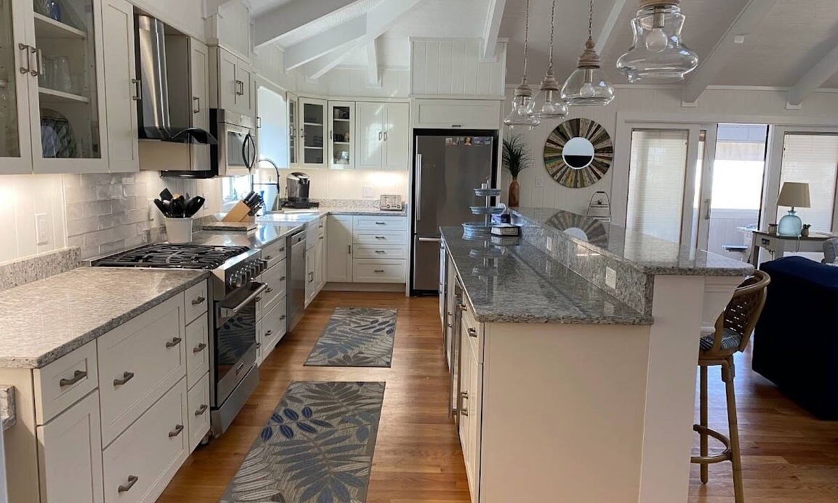 Country Club Estates House | 3 Ensuite Bedrooms - In-town Gem - Walk Everywhere - Sleeps 12 - Private Drive