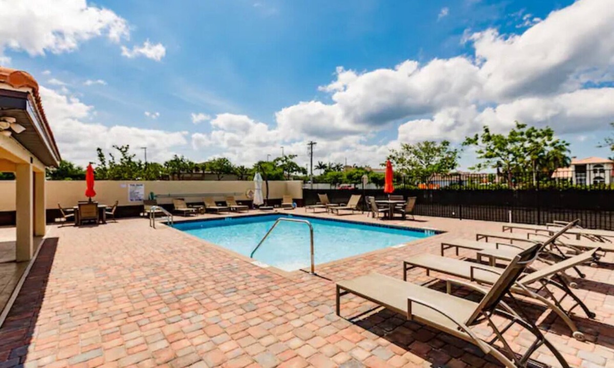 Pelican Condo | 3 King Bd ~ The Hive ~Pool-Bikes-Beach-Baby-Golf Supplies-Walk to Dining & Shops