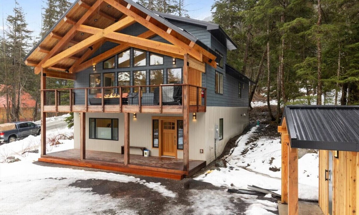 Alyeska House | 3 King Suites Near Alyeska | Sauna & Mountain Views