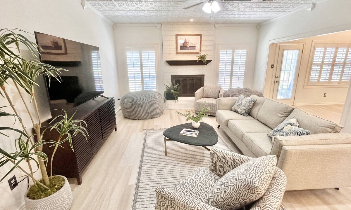 College Station House | 3 mi to Kyle Field, Farm house Ranchette, sleeps 20!