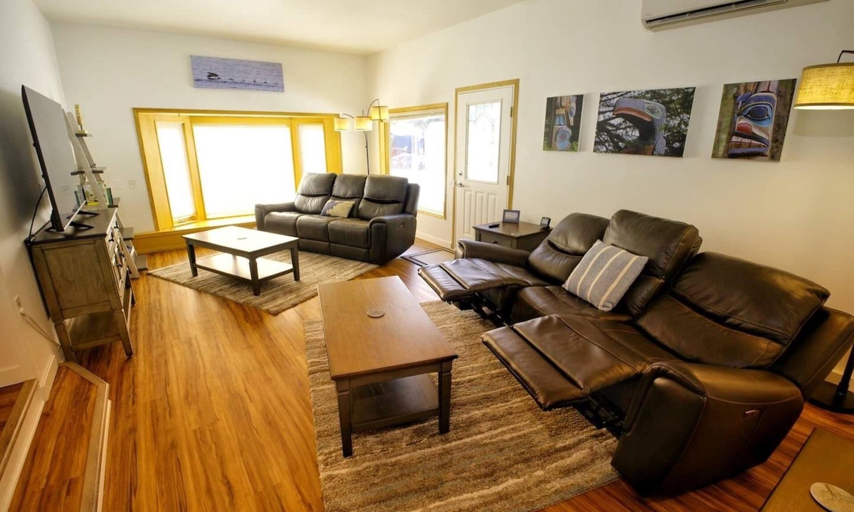 Back Loop House | 3BR with king beds near Auke Bay & Glacier