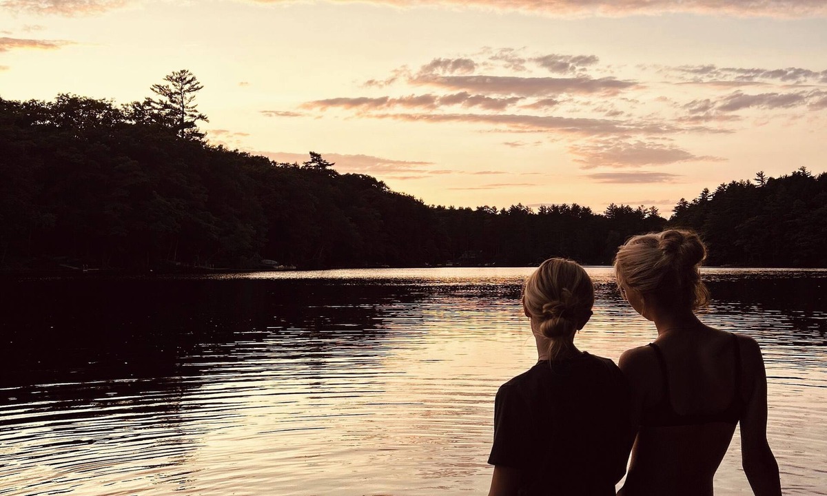 Winthrop House | 4-bedroom Direct Waterfront LAKEHOUSE in Maine. Fire pit, deck, private dock.