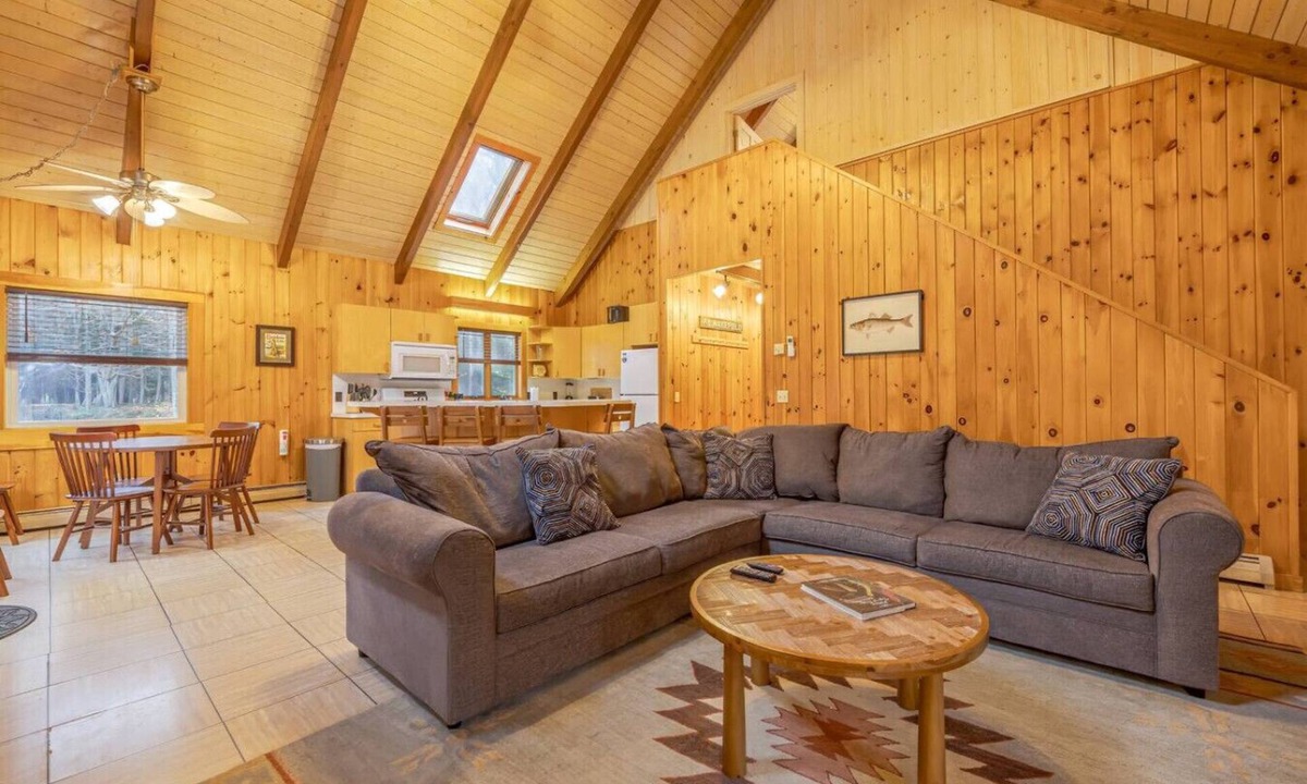 Mount Desert House | 4 BR Wooded Getaway on Long Pond! [Woodsy Pines]