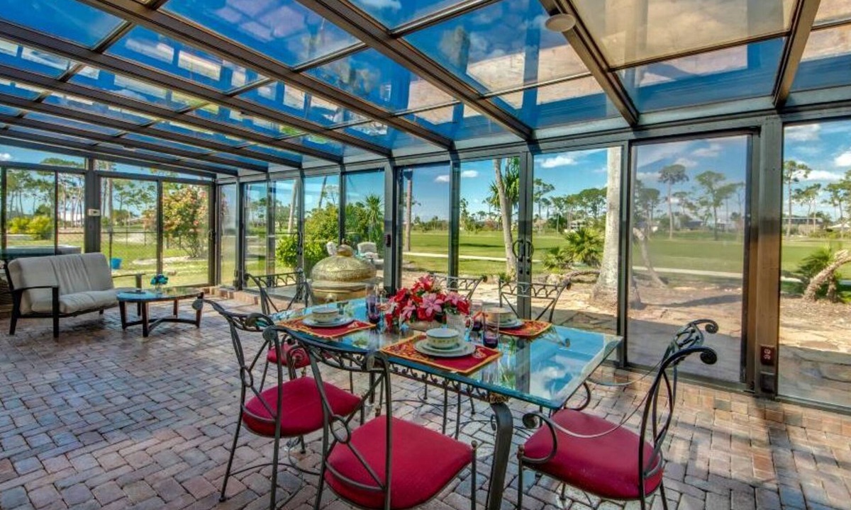 Trafalgar House | 4-season indoor pool solarium home on golf course