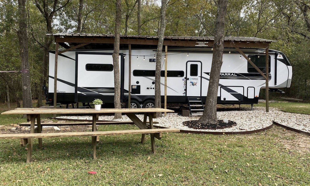 Willis House | 43ft Chic & Cozy RV in country w/pool+spa in Lake Conroe/Willis