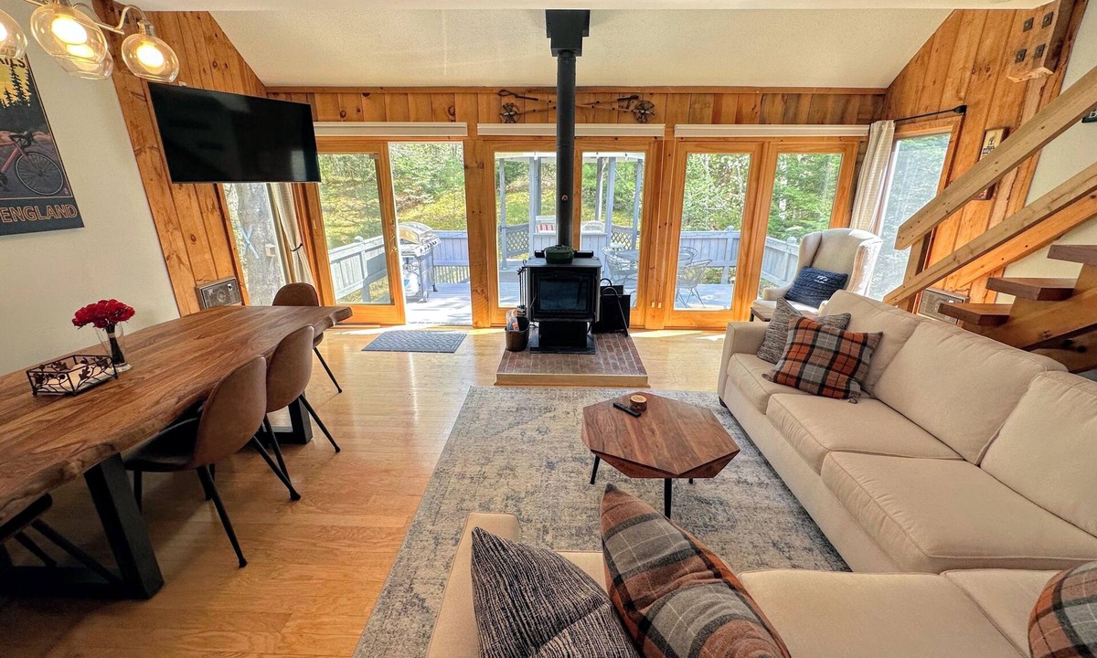 Twin Mountain Cottage | 43tv Peaceful Retreat in the White Mountain, Fireplace, Fire Pit, Large Yard, Wifi, AC