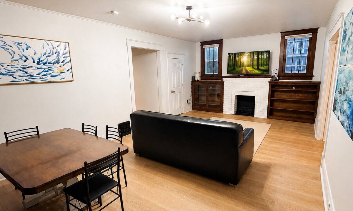 Massillon House | 6BR Group Home Sleeps 15 Large Parking Hall of Fame Area