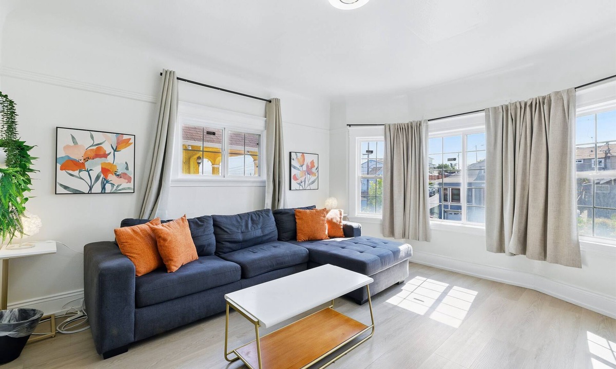 Oakland House | 6BR Home Near Downtown Oakland & BART