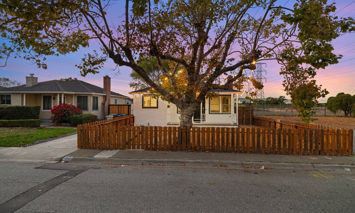 Millbrae House | 6BR Home w/A/C, Fast Wi-Fi, Parking, Fire Pit Walk to BART & Near SFO