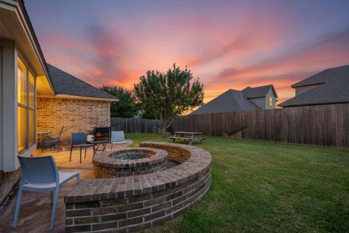 Wellborn House | 8min Texas A&M 1 King Beds firepit GriddleGrill