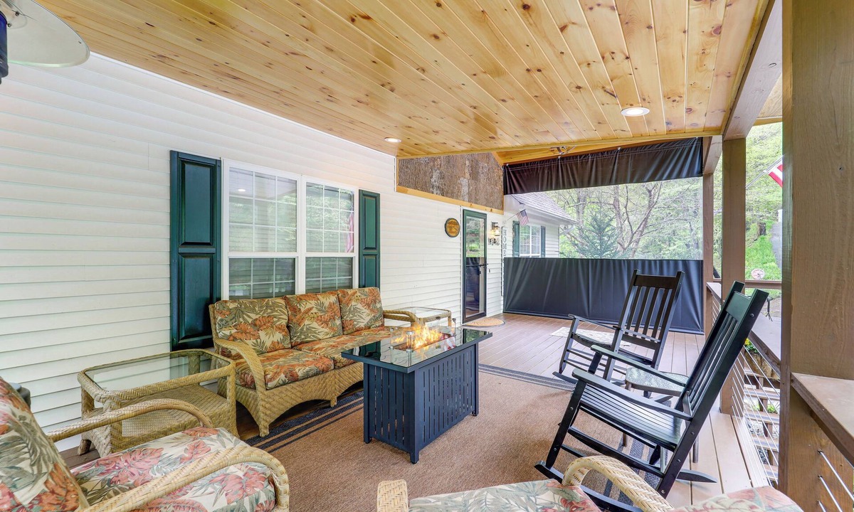 Newland House | 9 Mi to Sugar Mountain! Family Cabin w/Fire Pit