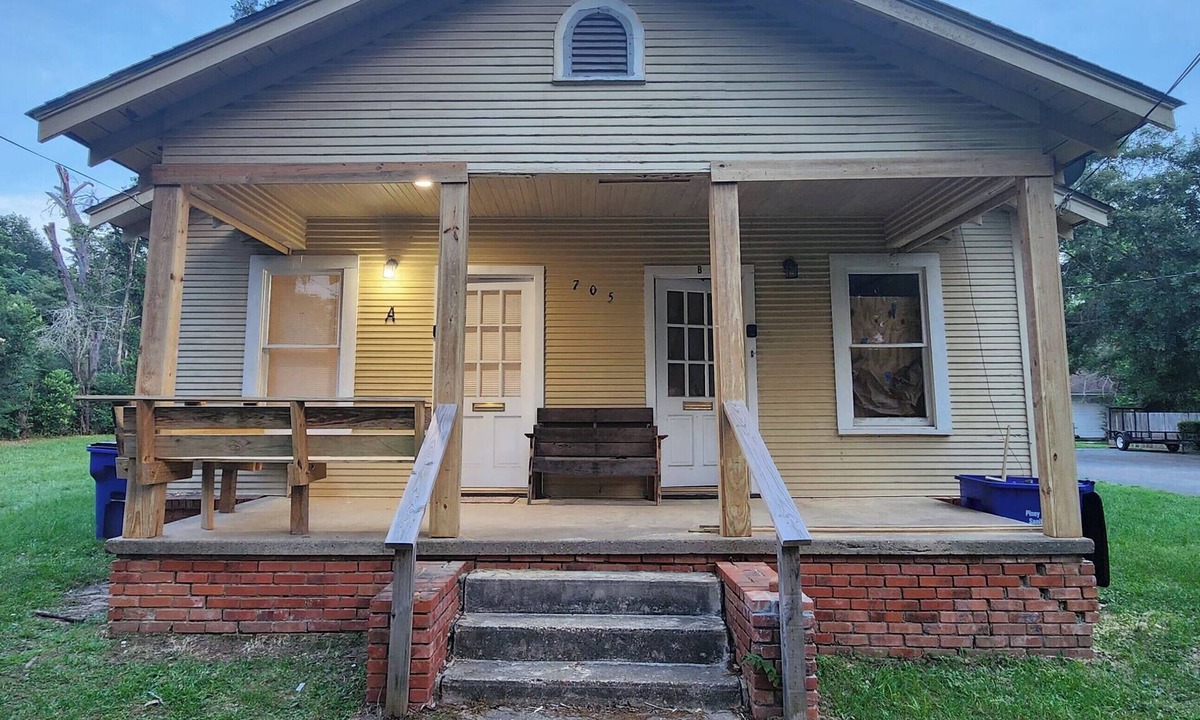 Crockett House | A Quiet Adorable Hidden Gem Inside the Loop