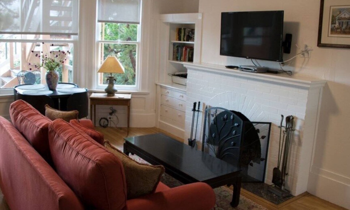 Cole Valley Apartment | A quiet apartment on a tree line street in the middle of the city