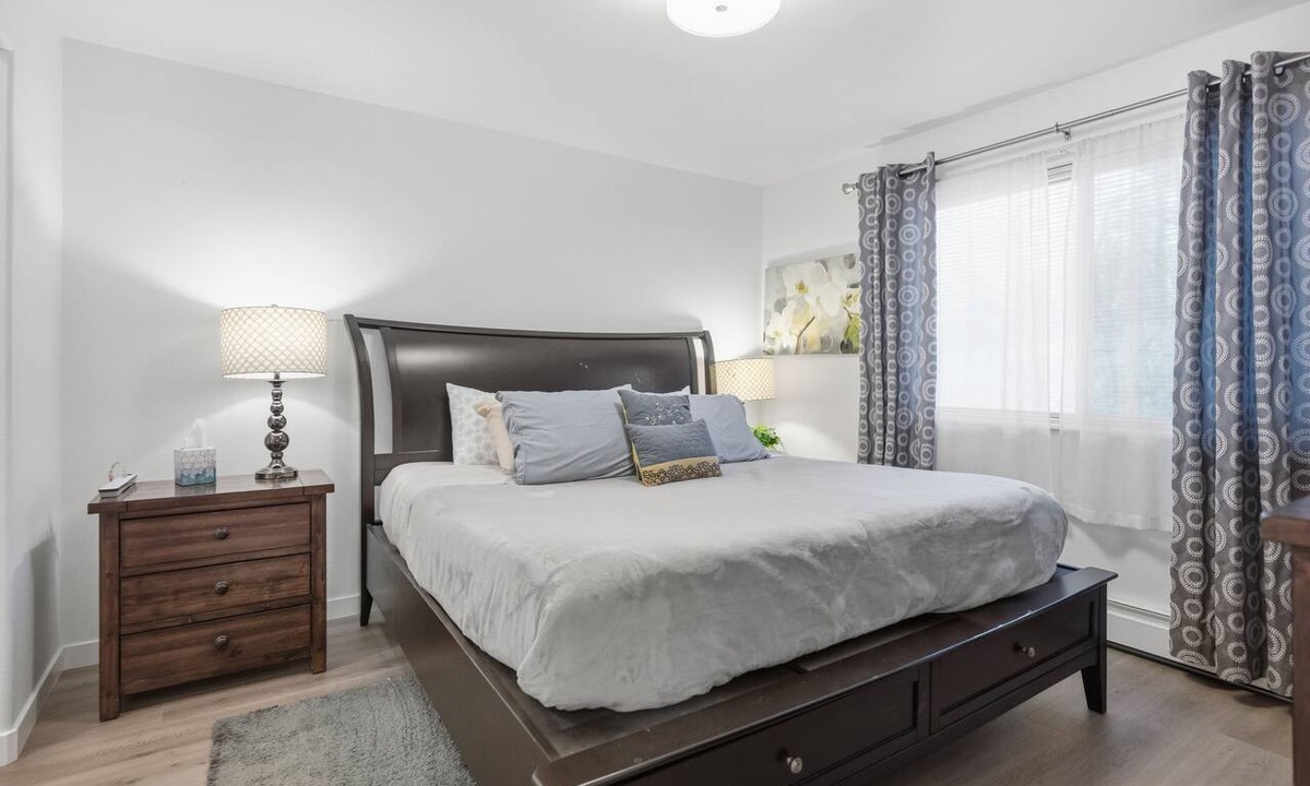 University Area Condo | A relaxing and inviting retreat in the Reflection Lake area of UMED.