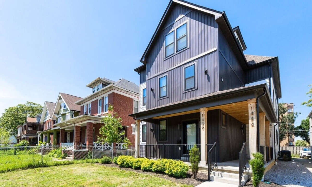 Near East Columbus Condo | A stunning, brand-new 3-story townhome (~2,000 sq ft) in the heart of Old Town East. 4 bedrooms, 3.5 baths, sleeps 10 with king and queen beds, en-suite bathrooms, and a garage. Steps from Franklin Park, minutes to downtown and OSU — built for family trip