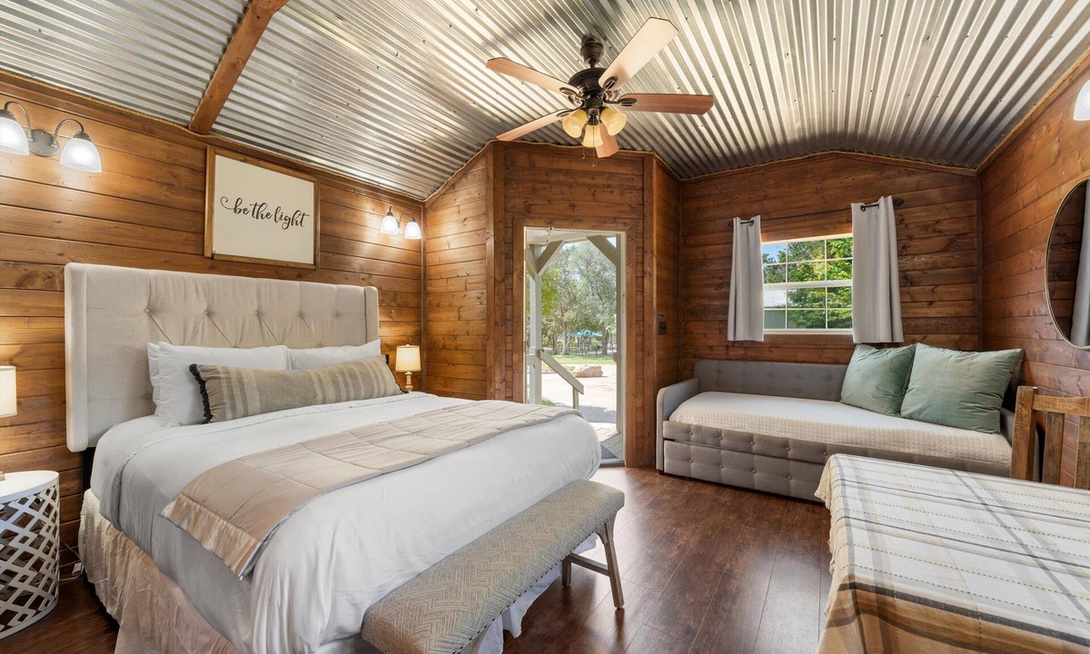 Crawford Cabin | A True Tiny House #2 Experience on Relaxing Retreat Property 20 Minutes to Waco!