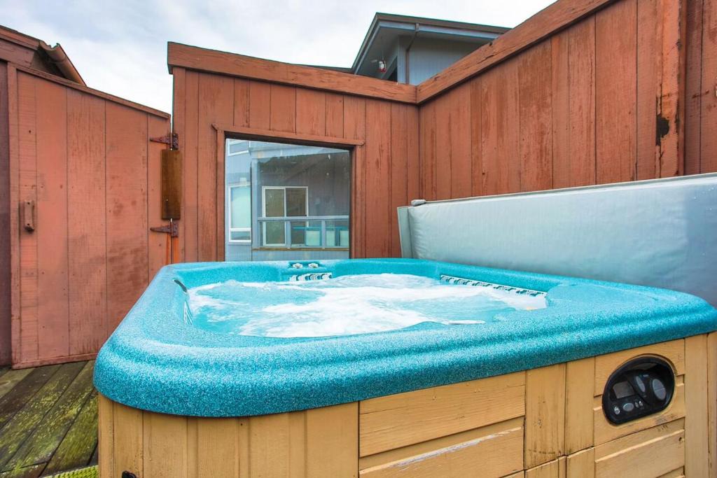 Dillon Beach House | Abalone Alcove! Hot Tub! Pool Table! AMAZING VIEWS! Fast WiFi! Dog Friendly!
