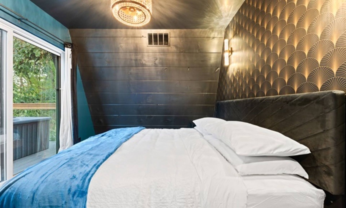 Omaha Cabin | Adults-Only Luxury Cabin w/Steam Shower + HotTub