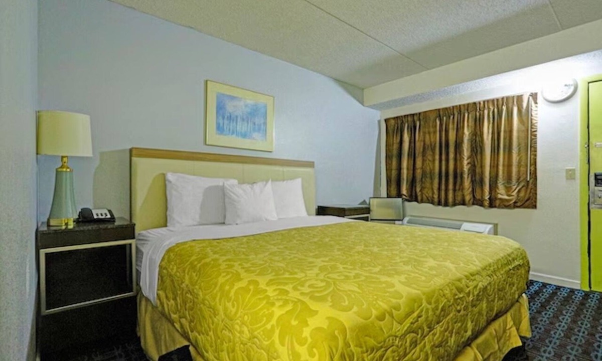 Brookville Hotel | Affordable & Pet-Friendly Room w/Free Parking, Near Golden Gate Park