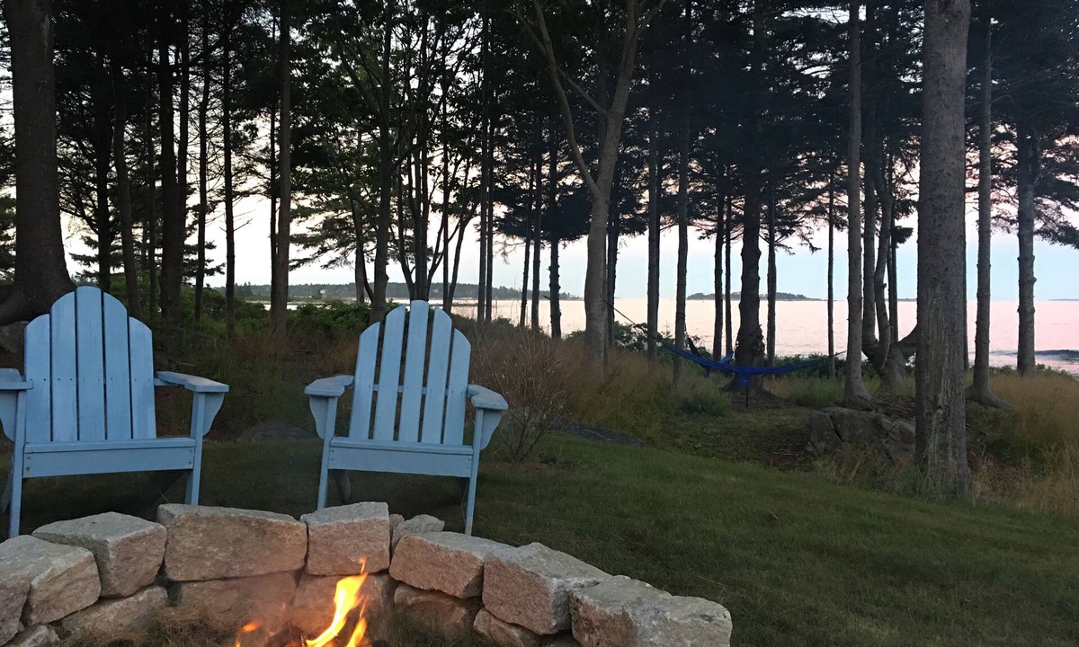 East Boothbay Apartment | AIR-CONDITIONED Ocean Point OCEANFRONT with Lawn & Beach