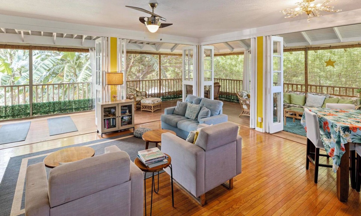 Maunaloa House | Aloha Luxe Molokai Beachhouse. Perfect for single, couples, or groups 3bdrm/2bth