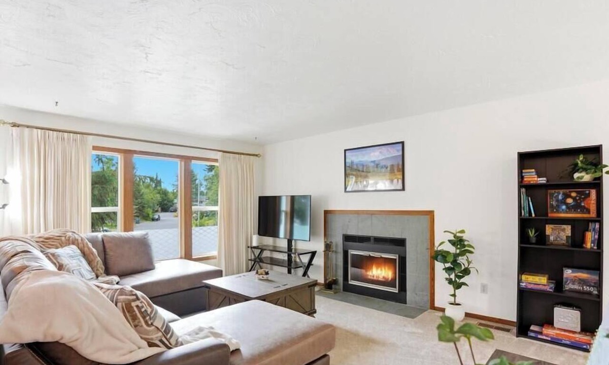Abbott Loop House | Amazing 4-bedroom house in Anchorage perfect for your next getaway.
