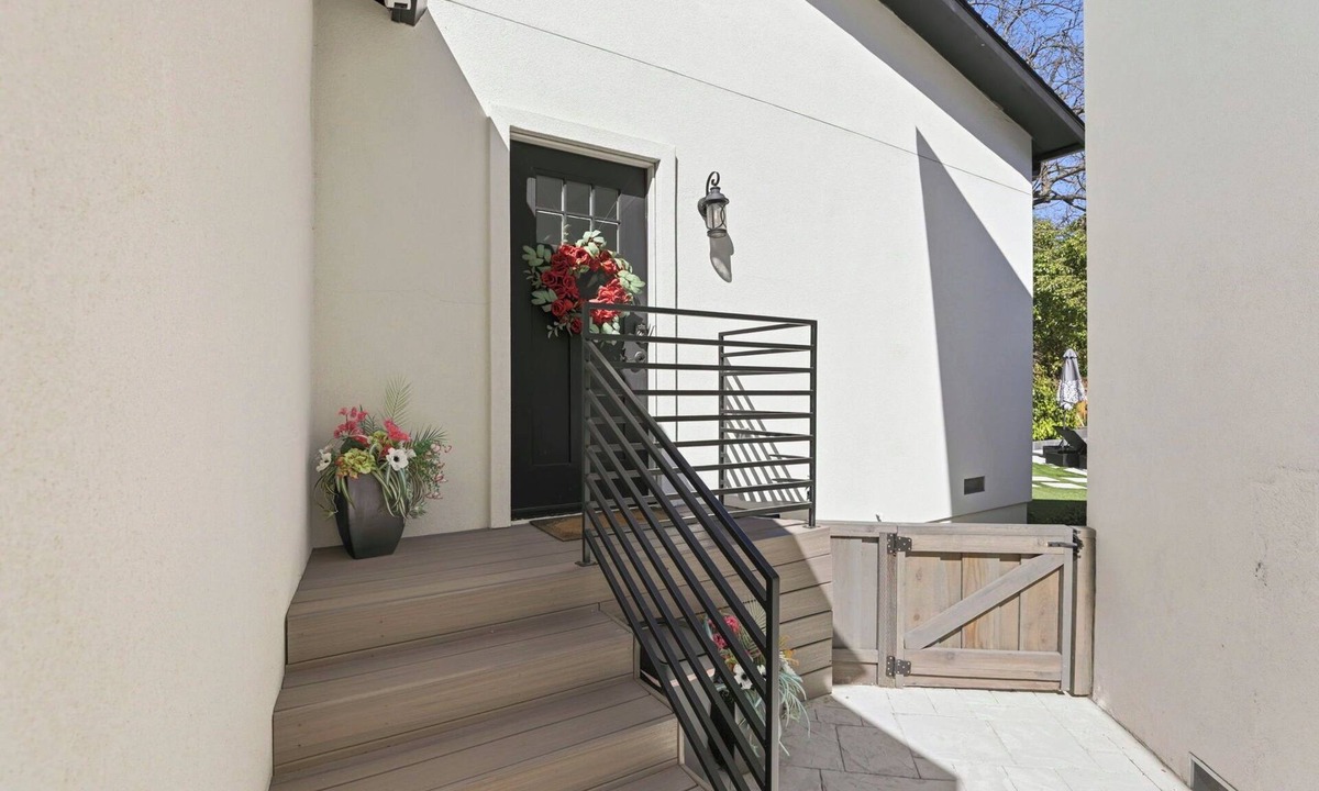 San Ramon Cottage | Angie Oasis Yard, Loft & Stocked Kitchen near shopping & easy access to highway