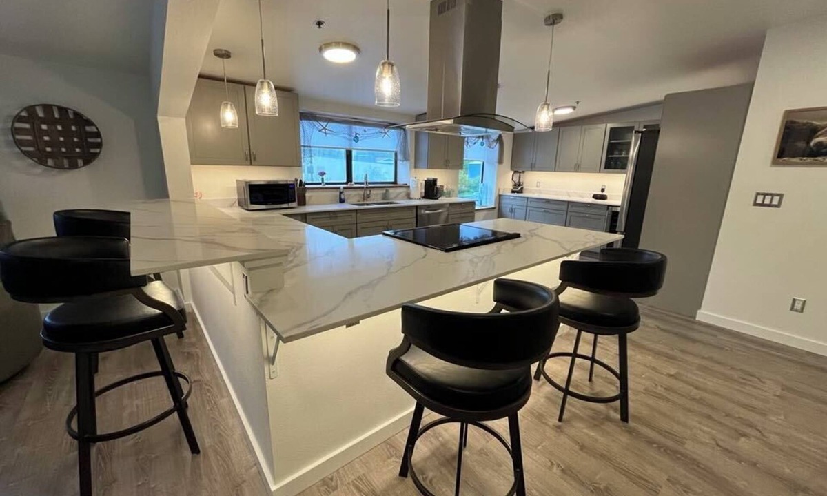 Sitka Apartment | Apartment E: Car Rental Option 2 bed 2 bath centrally located in lovely Sitka!