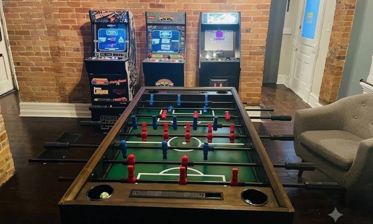 South Park House | Arcade Game Room + Sleeps 12 Fast WiFi + Workspace Backyard Hangout