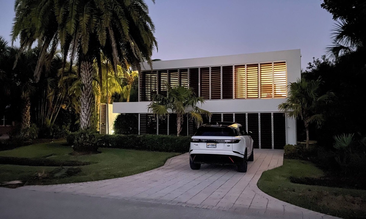 Sanibel House | Architectural 3-bedroom pool house w/private beach access in brilliant Sanibel