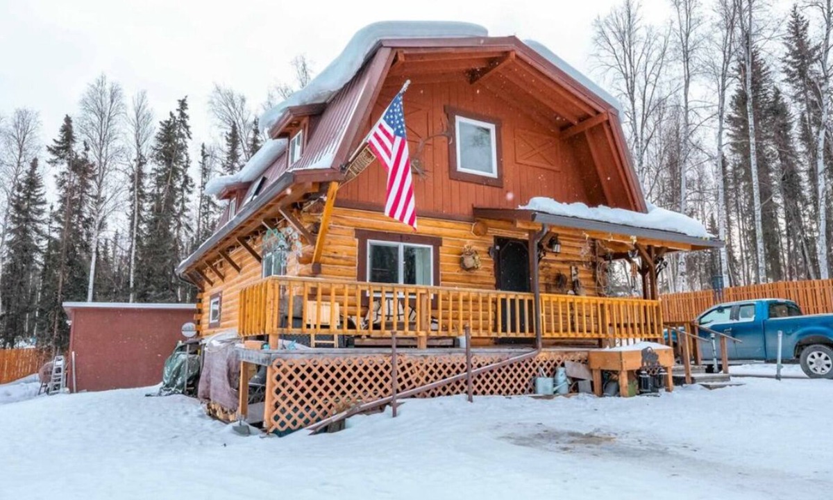 Fairbanks Cabin | Authentic Alaskan Northern Lights Lodge in the Hills of Fairbanks