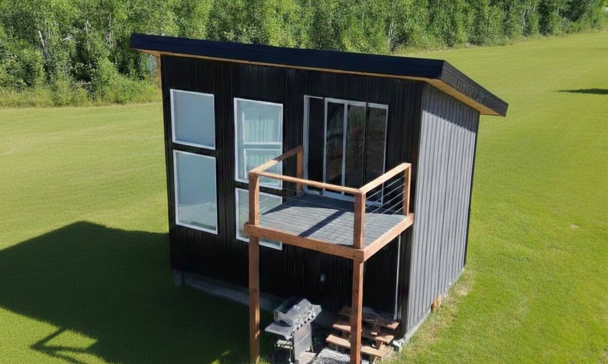 Houston House | Aviation Retreat: Tiny Home w/Private Balcony