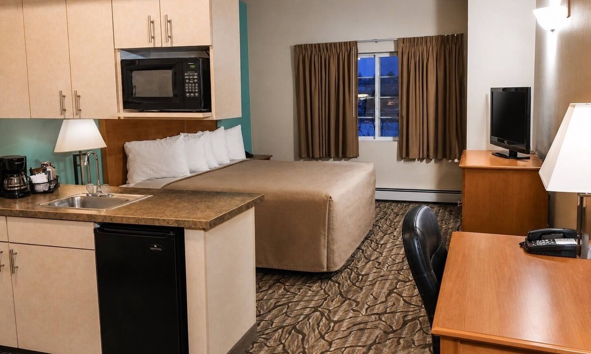 Mendenhall Valley Hotel | Aviator Suites Hotel Juneau King Studio