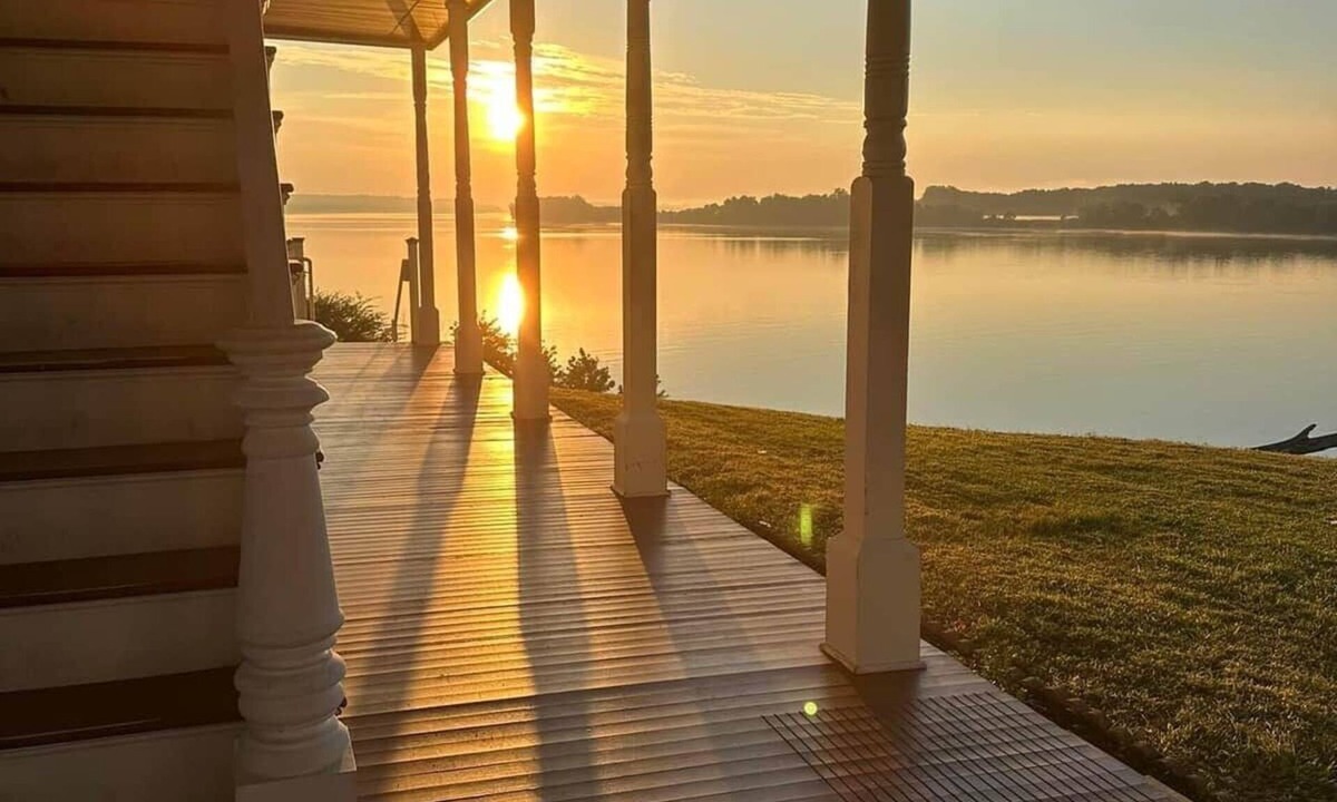 Elizabethtown Bed & Breakfast | B&B-River Views, Shawnee Getaway, Sarah Room