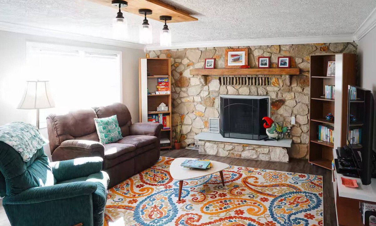 Villa Nova House | Bayshore Beach Bungalow.3 Bedrooms w/Lake Views, BIKES and Fire ring w/wood!