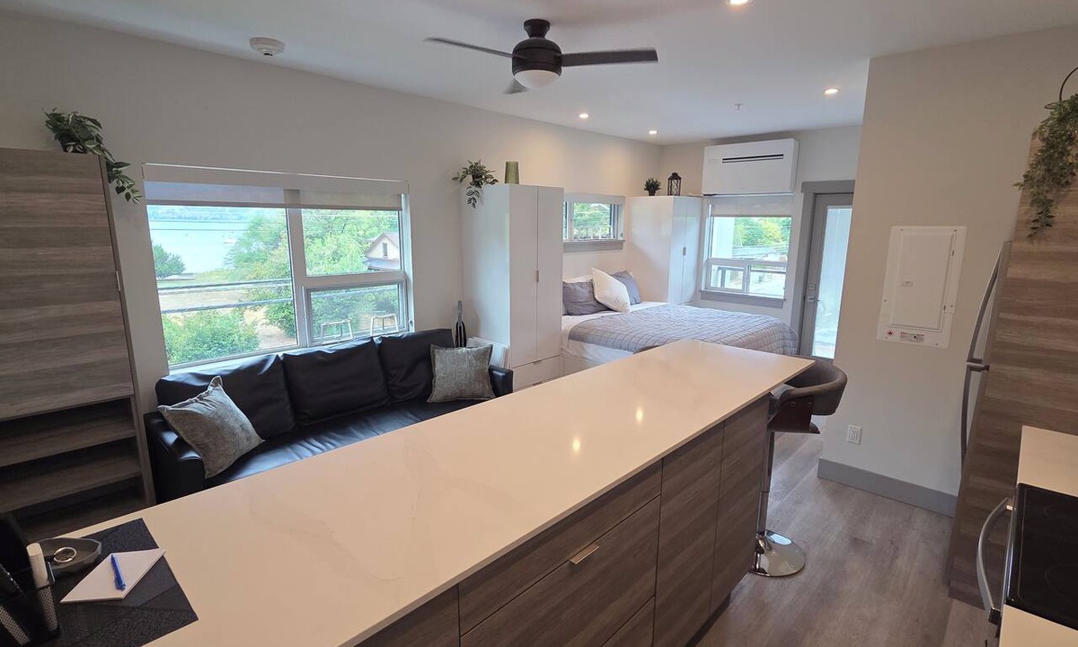 Vernon Condo | Beachfront studio condo with kitchen - Okanagan Lake